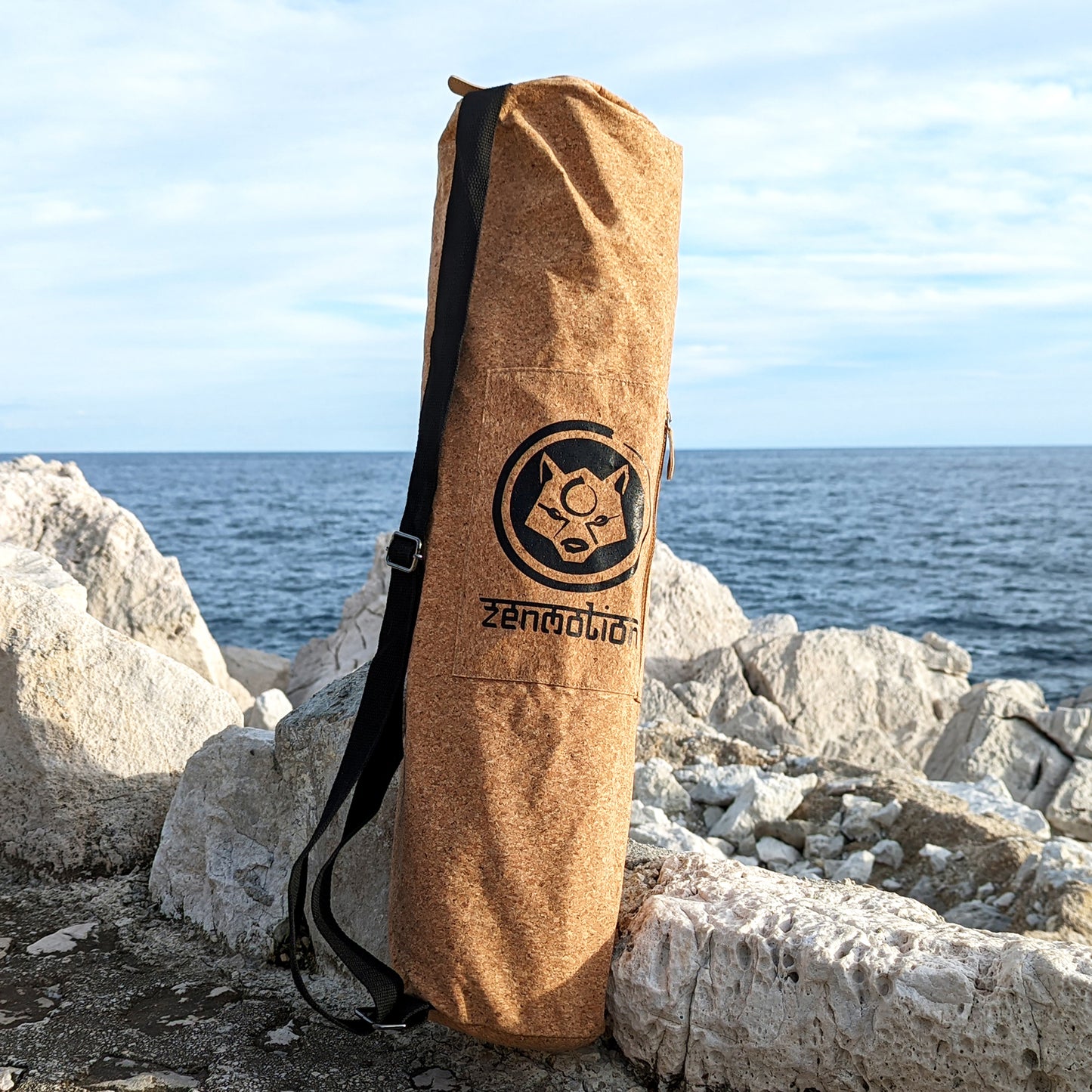 Picture of a yoga mat transport bag made of cork, featuring the Zenmotion logo.